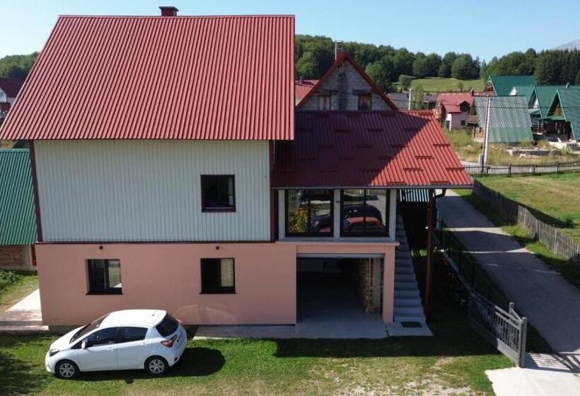 پانسیون Deluxe Studio & Rooms Zarubica