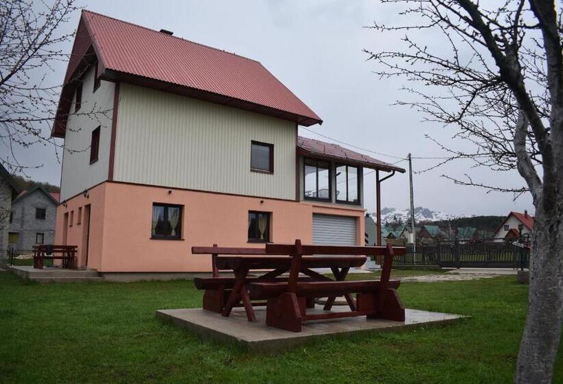 پانسیون Deluxe Studio & Rooms Zarubica