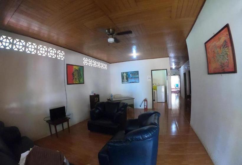 بنسيون Hostal Augustos