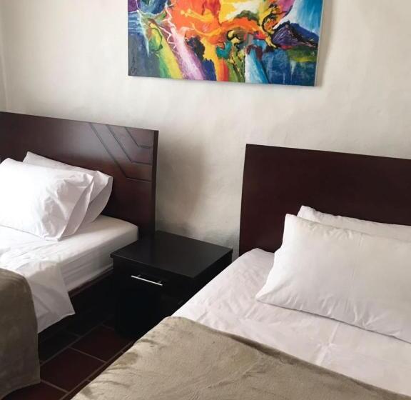 פנסיון Hostal Rous San Gil