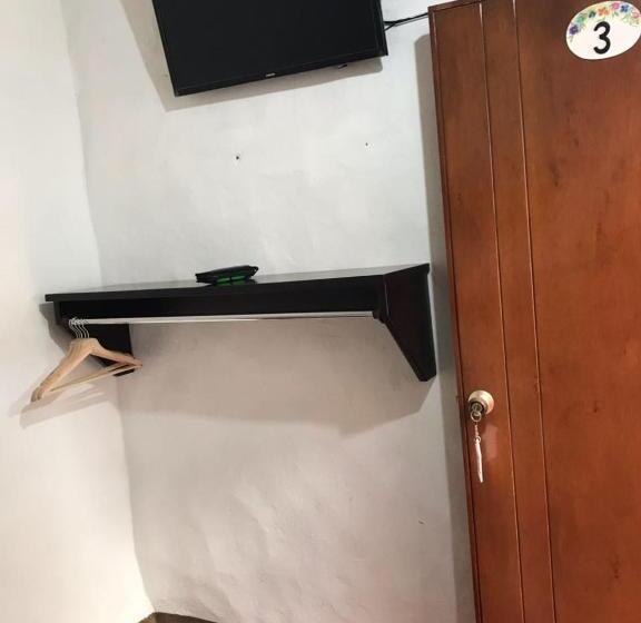 פנסיון Hostal Rous San Gil