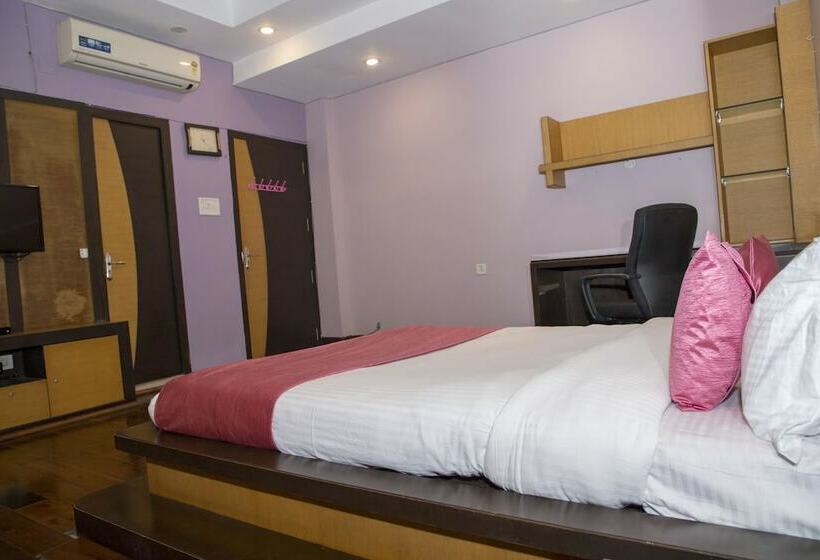 Oyo 11345 Hotel White House Inn