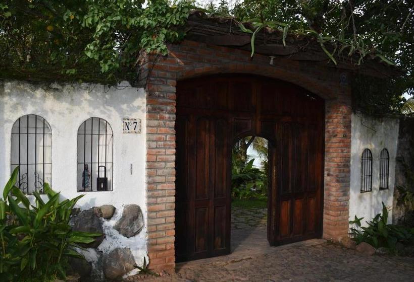 פנסיון The Mayan Grouper