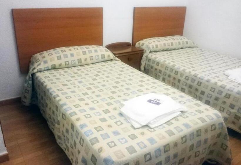 بنسيون Hostal La Zarza