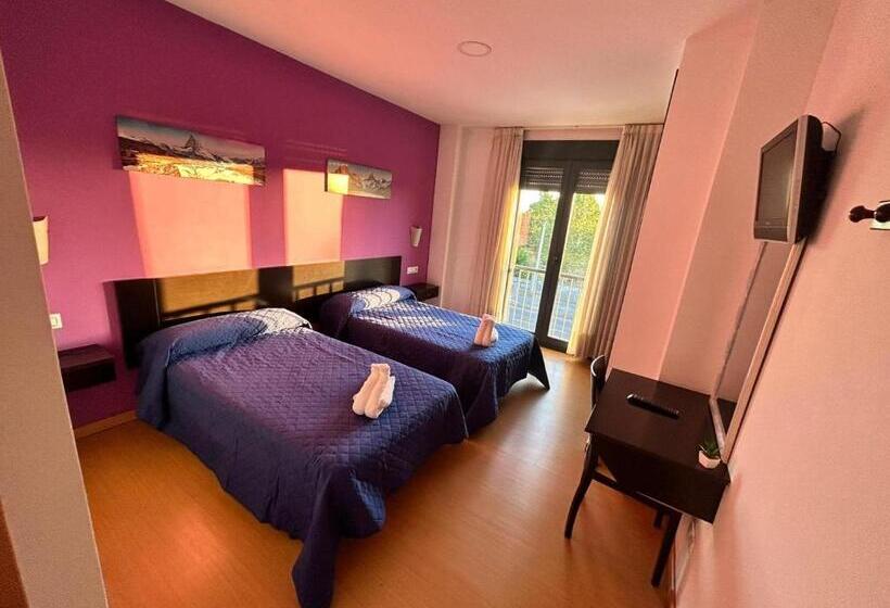 پانسیون Hostal Restaurante Vial