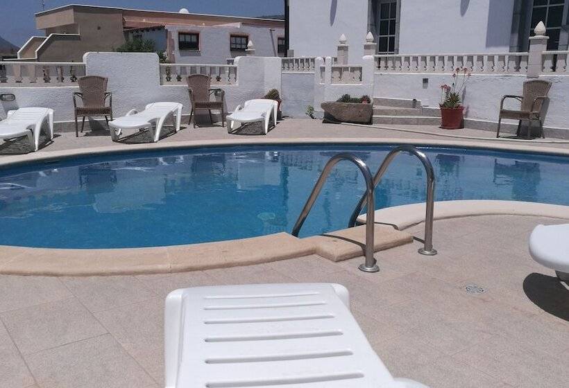 تختخواب و صبحانه Emblema Suites   Adults Only