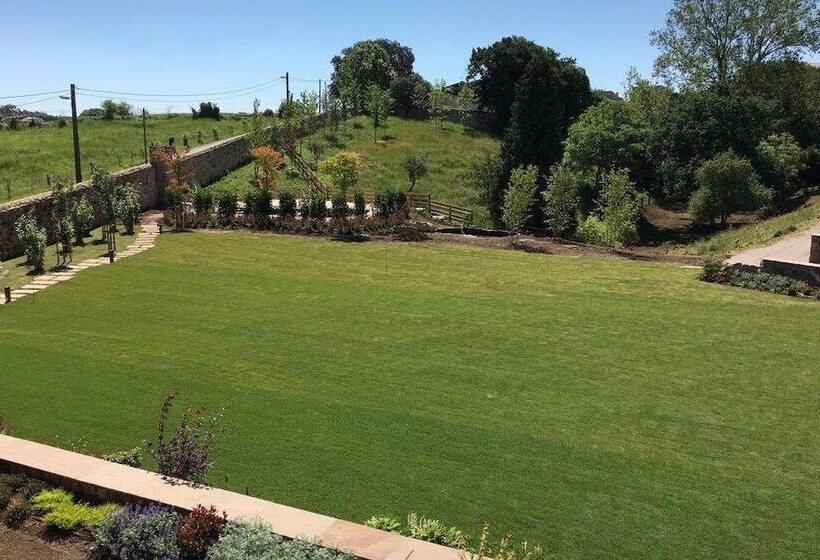 هتل La Fuentona De Santillana