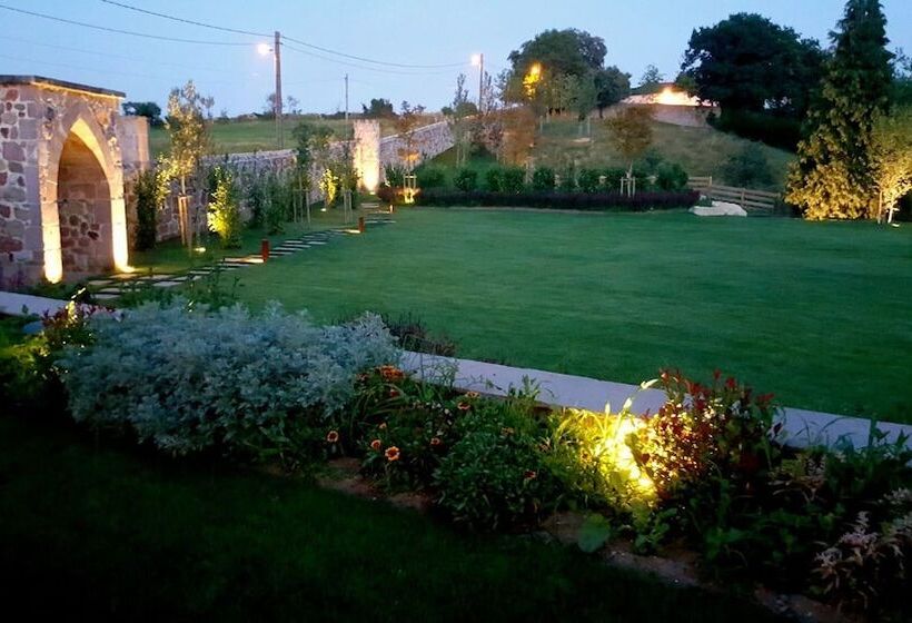 هتل La Fuentona De Santillana