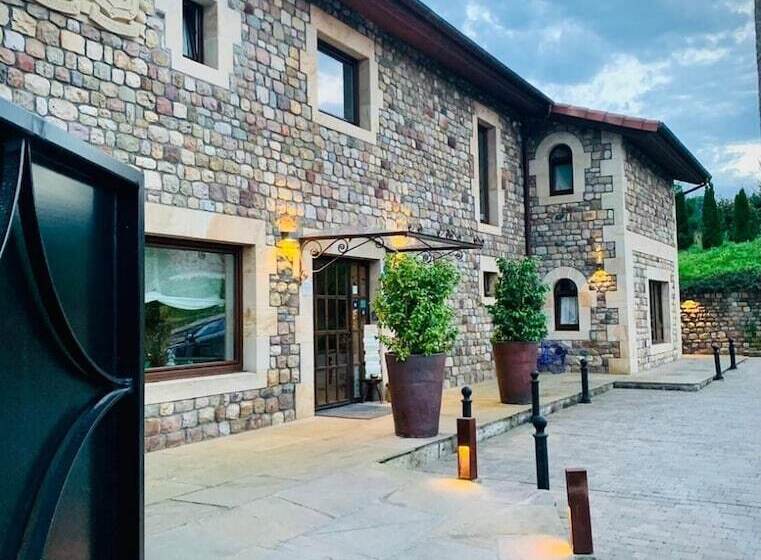 هتل La Fuentona De Santillana