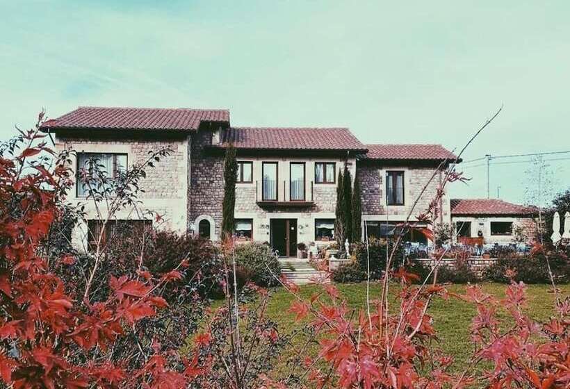 هتل La Fuentona De Santillana