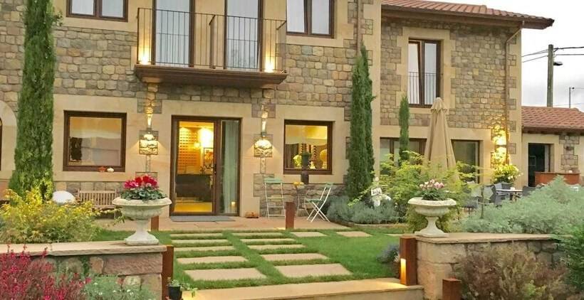 هتل La Fuentona De Santillana