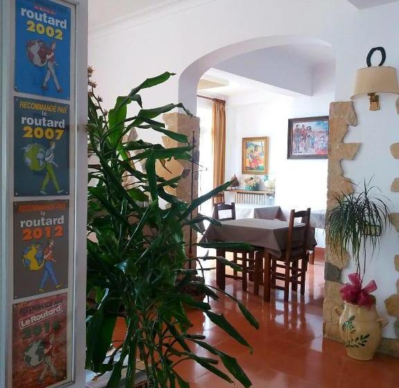 هتل Hostal Sa Barraca   Adults Only