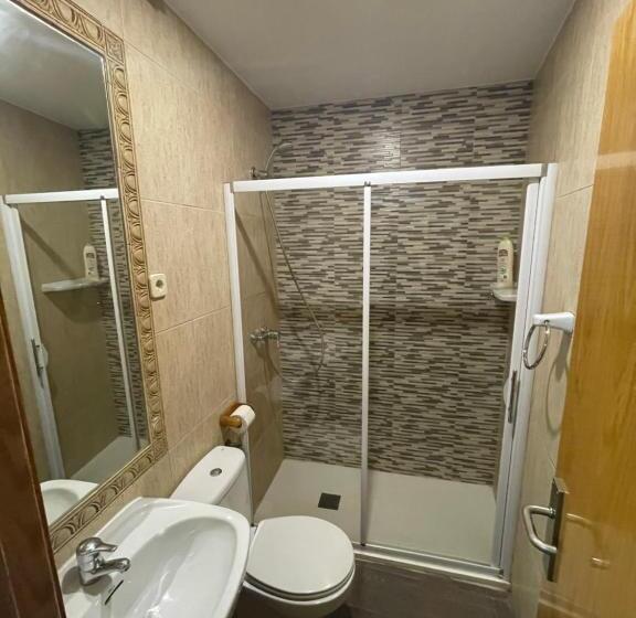 پانسیون Hostal Tres Hermanos