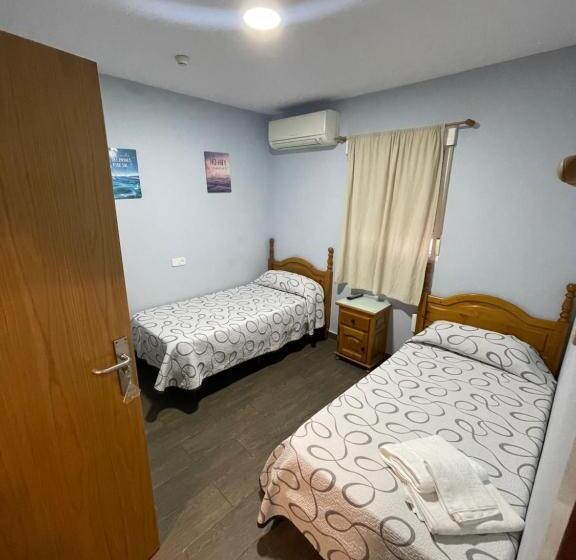 پانسیون Hostal Tres Hermanos