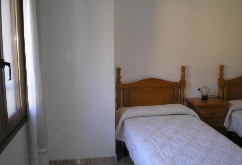 פנסיון Hostal Maurin