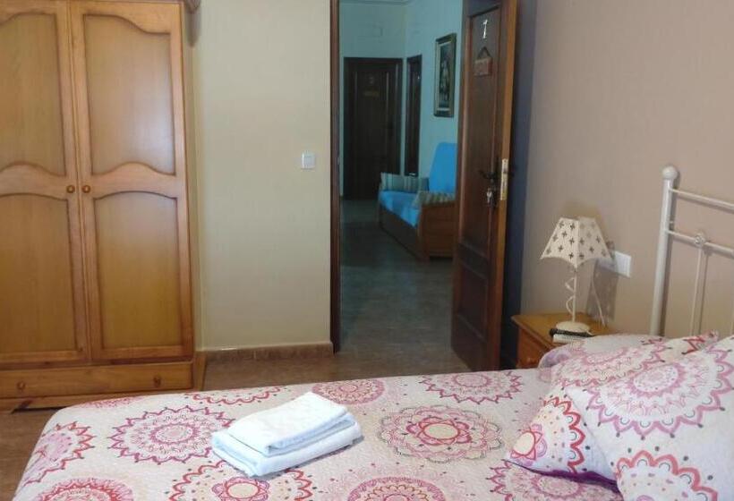 פנסיון Hostal La Encina