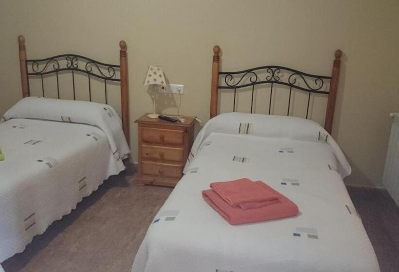 פנסיון Hostal La Encina