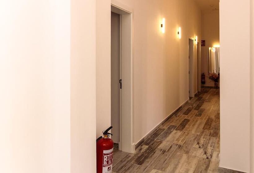 بنسيون The 8 Rooms House