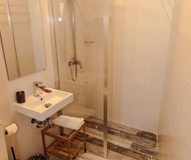 بنسيون The 8 Rooms House