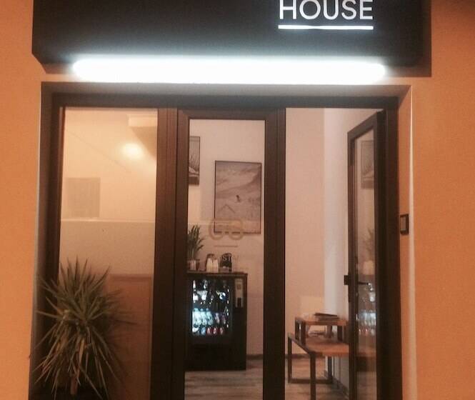 بنسيون The 8 Rooms House