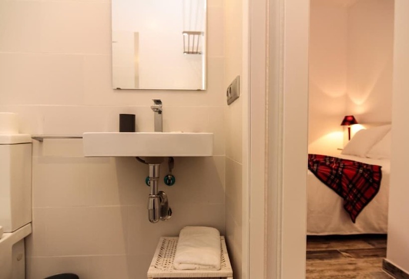 بنسيون The 8 Rooms House