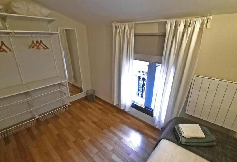 پانسیون L Astrolabi  Centre Ripoll