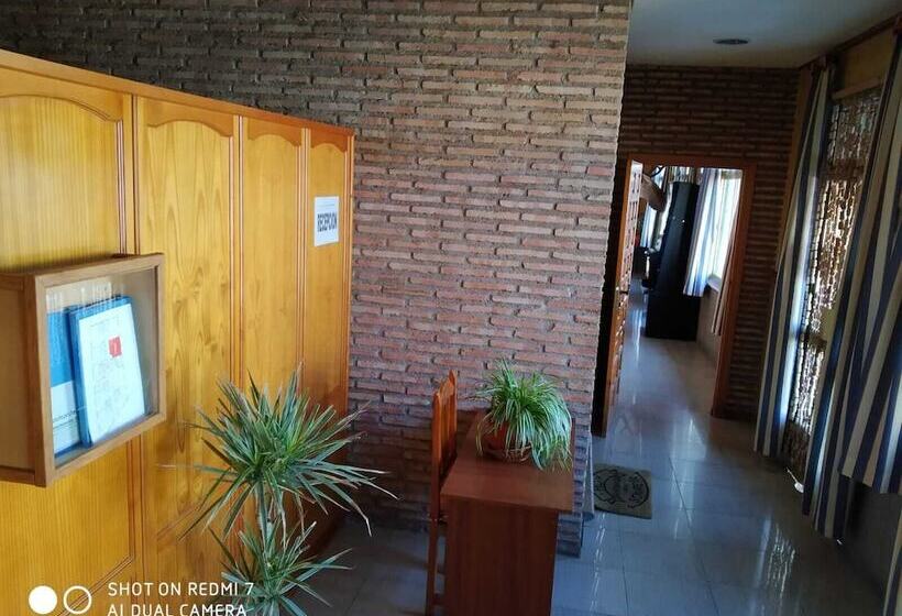 فندق صغير Hostal Restaurante El Parador