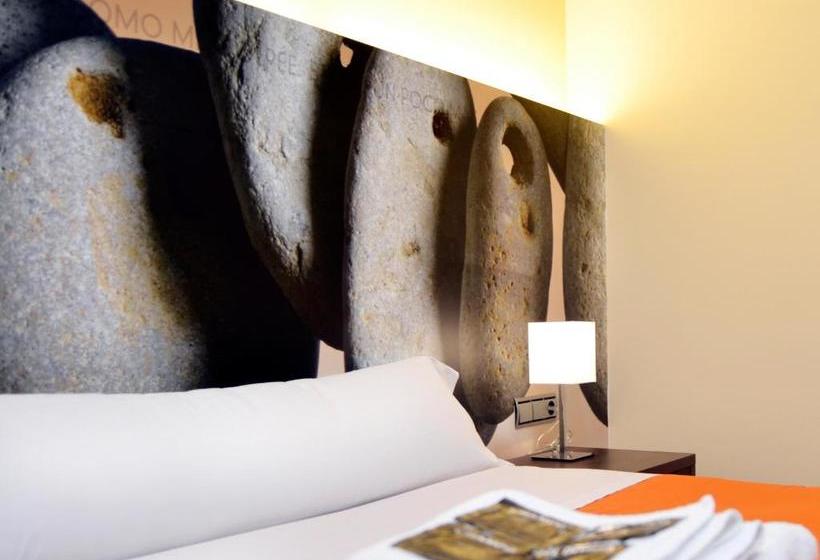 פנסיון Hostal Bajo La Muralla