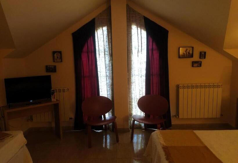 פנסיון Hostal Catalina De Austria