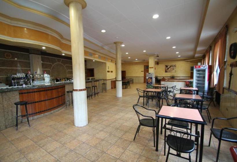 بنسيون Hostal Restaurante Cuatro Caminos