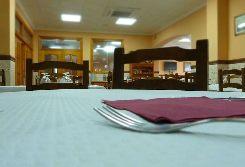 Пансион Hostal Restaurante La Masía