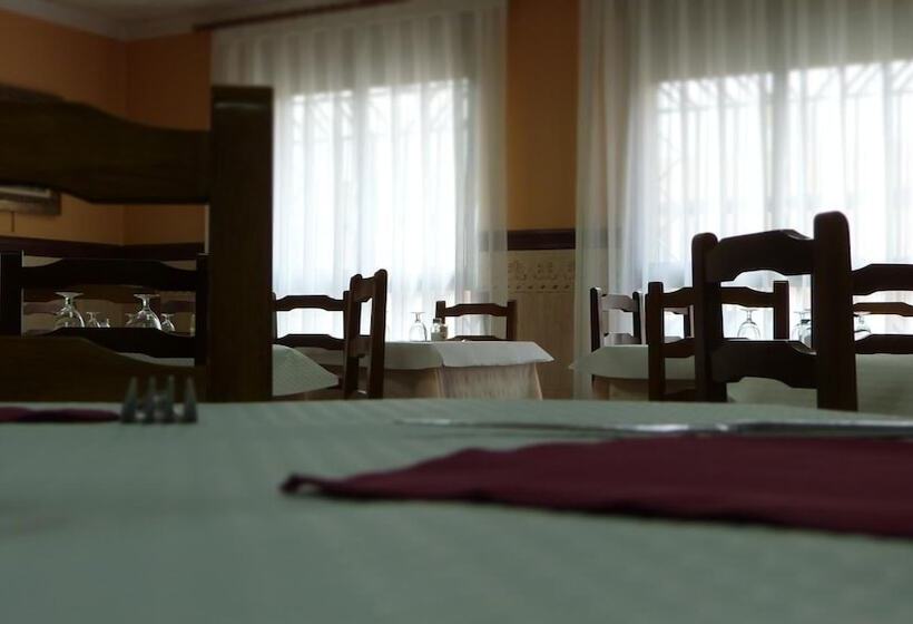 Пансион Hostal Restaurante La Masía