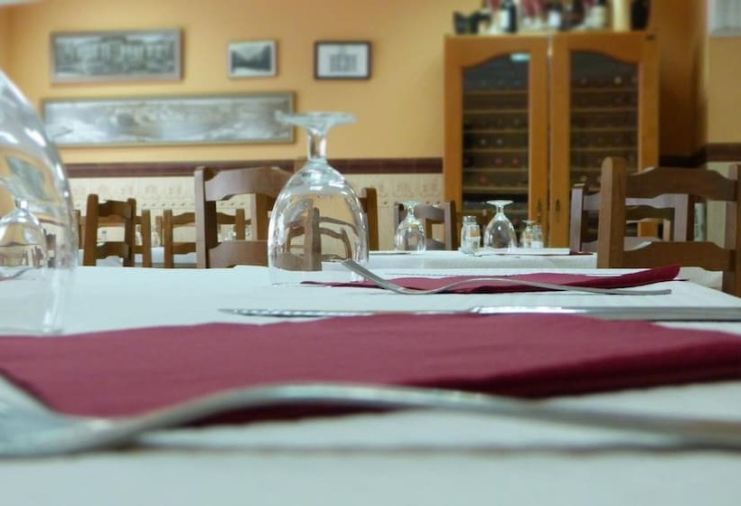 Пансион Hostal Restaurante La Masía