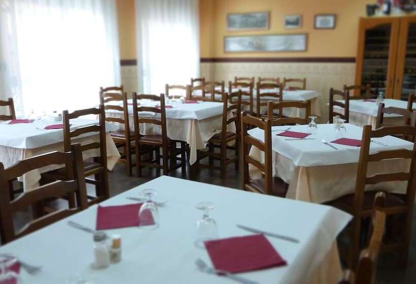 Пансион Hostal Restaurante La Masía
