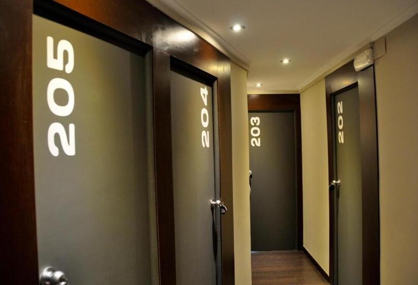 پانسیون Hostal La Rotonda