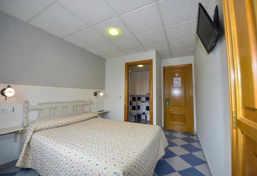 بنسيون Hostal Linares