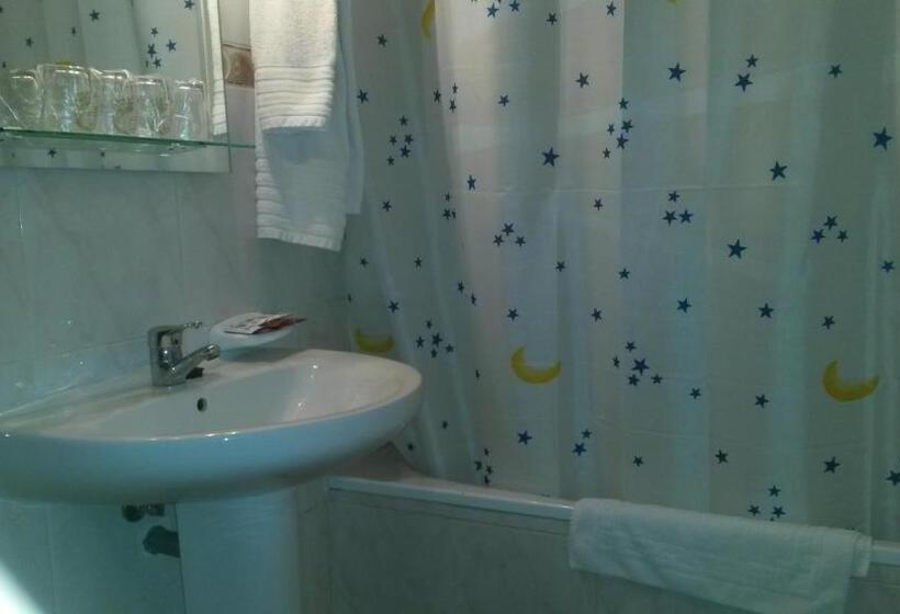 پانسیون Hostal Residencia Taray