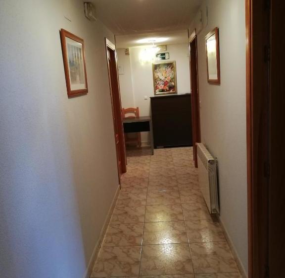 پانسیون Hostal Residencia Taray