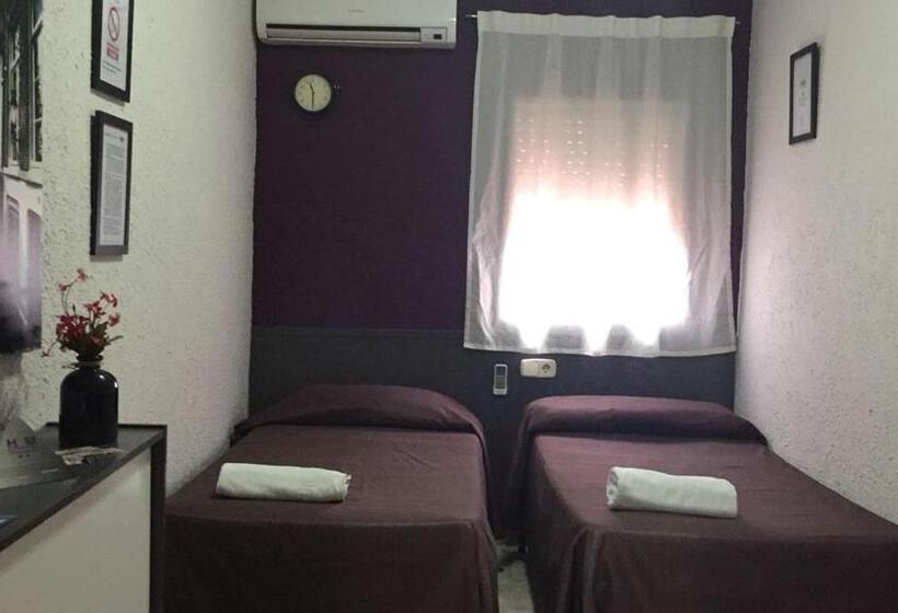 پانسیون Hostal Restaurante Avenida De Madrid