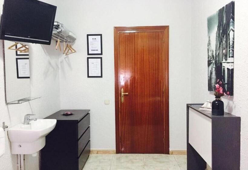 پانسیون Hostal Restaurante Avenida De Madrid