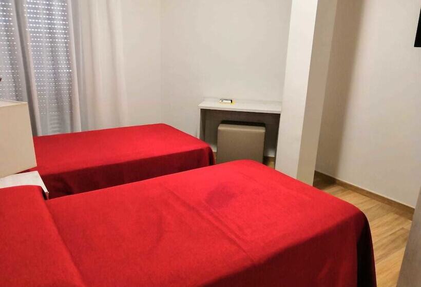 پانسیون Hostal Restaurante Los Arcos