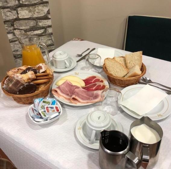 פנסיון Hostal Salones Victoria