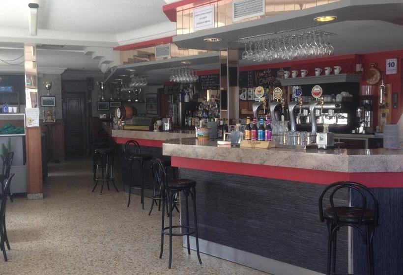 פנסיון Hostal Salones Victoria