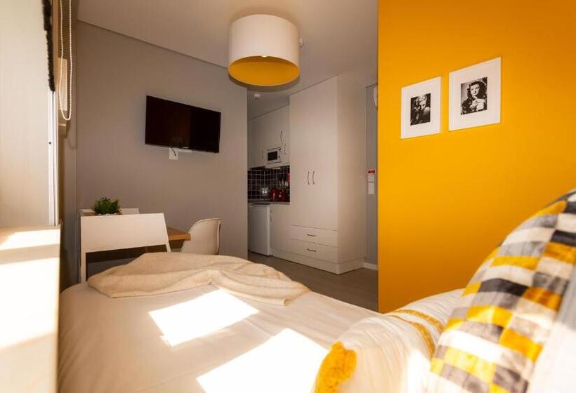 פנסיון Chic Studios