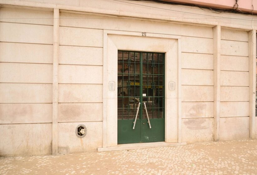 پانسیون Alvalade Ii Airport Guest House