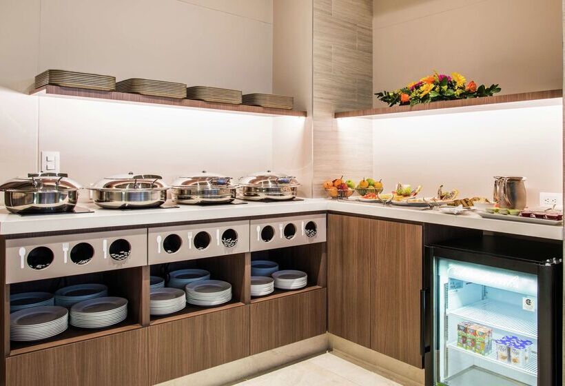 Отель Hampton Inn By Hilton Cucuta