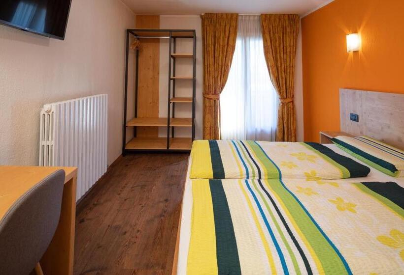 پانسیون Engadina B&b