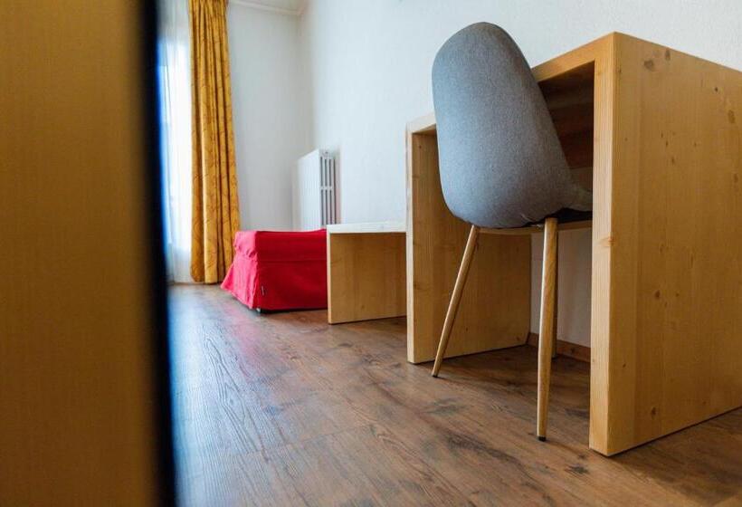 پانسیون Engadina B&b