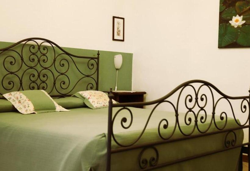 Отель La Volpe E L'uva