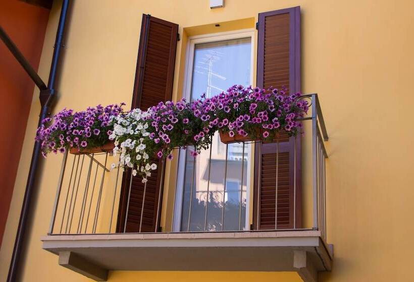 پانسیون Belsorrisovarese Elegance City Residence Private Parking  With Reservation